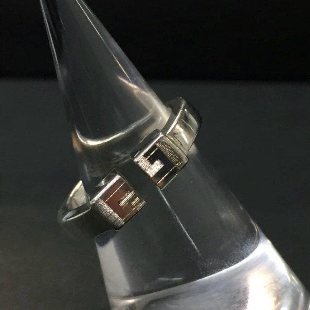 Gucci Vintage G Logo Ring
